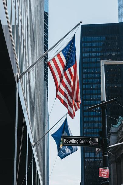 Американські прапори на будівлю в Нью-Йорку, США, на яскраві літній день. - Фото, зображення