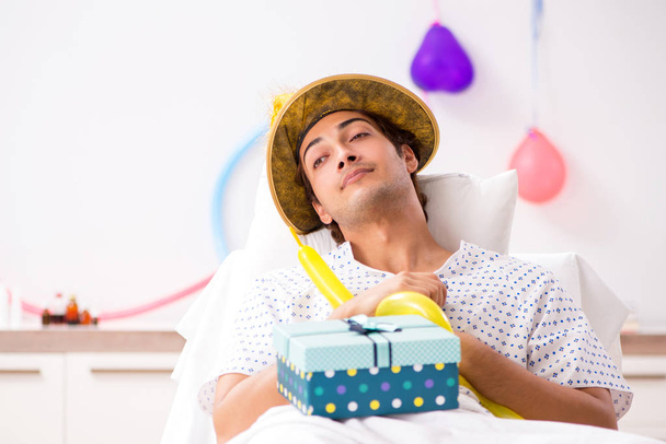 Молодий чоловік святкує день народження в лікарні
 - Фото, зображення