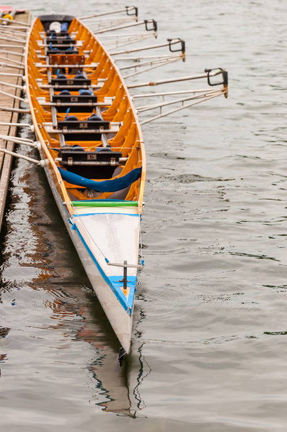 Egy nyolc, amely egy evezős csónak, használt a verseny evezős sport részlete. Úgy tervezték, a nyolc evezősök, aki meghajtásához a csónakot evezők söpörni, és egy kormányos, vagy a cox végzését. - Fotó, kép