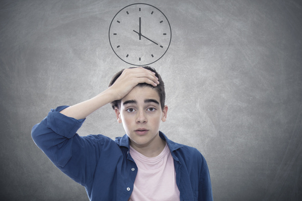 νεαρός έφηβος με ρολόι και έκφραση να φθάνουν αργά, το χρονοδιάγραμμα - Φωτογραφία, εικόνα