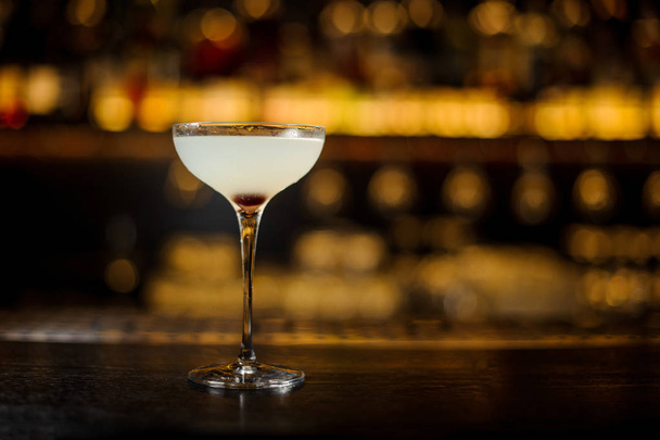 Elegante glas verse zoete en zure cocktail op toog - Foto, afbeelding