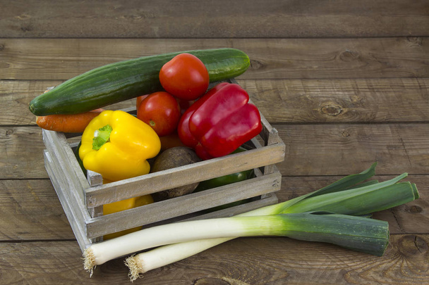 verse groenten in een doos op houten ondergrond - Foto, afbeelding