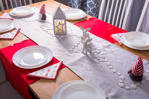 Table vide pour le dîner de Noël
 - Photo, image