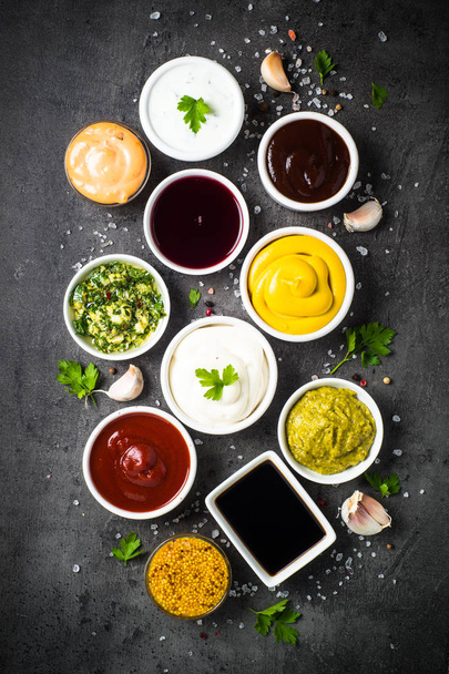 Assortiment de sauces - mayonnaise, moutarde, ketchup et autres t
 - Photo, image