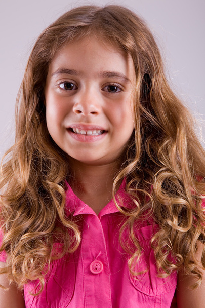 Fiatal, boldog lány mosolyogva, közelről portré - Fotó, kép