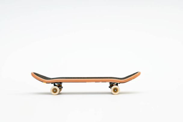 Fingerboard. ein kleines Skateboard für Kinder und Jugendliche zum Spielen mit den Fingern. isoliert auf weißem Hintergrund - Foto, Bild