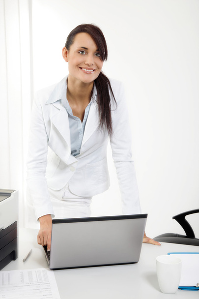 Smiling woman working at laptop - Foto, Bild