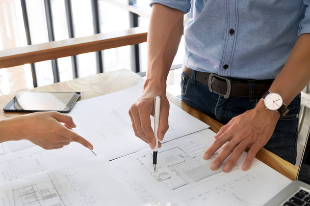 Lähikuva insinöörin kädet keskustella talonrakennushanke työpaikalla
 - Valokuva, kuva