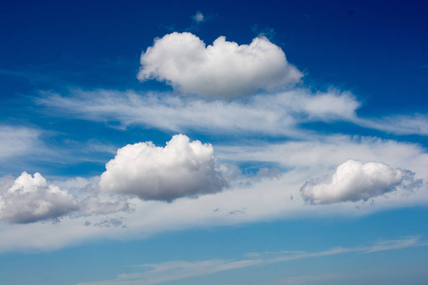 Cielo nublado azul con nubes blancas y grises
 - Foto, imagen