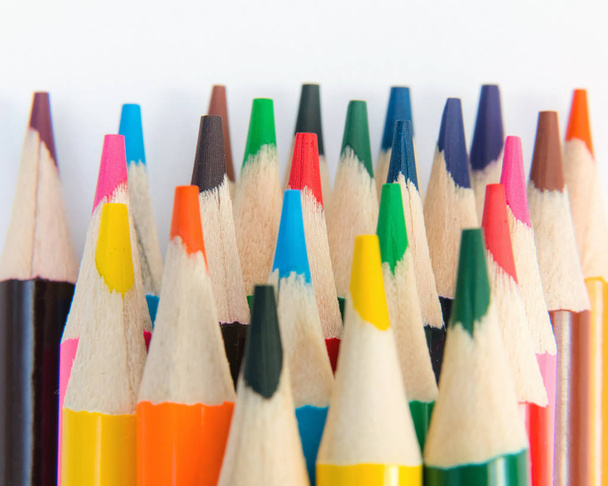 Un assortiment de crayons de couleur sur fond blanc. Fournitures scolaires, concept de créativité
 - Photo, image