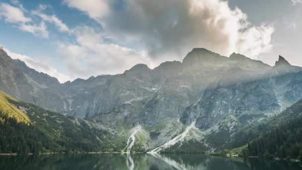 Parque Nacional Tatra, Polonia. Montañas famosas Lago Morskie Oko o Lago Sea Eye en la noche de verano. Hermosos rayos de sol puesta del sol sobre el paisaje del lago Tatras. - Metraje, vídeo