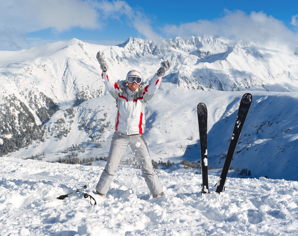 skieur joyeux sur le sommet de la montagne Pirin
 - Photo, image