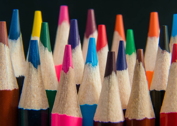 黒い背景に色鉛筆の品揃えのクローズ アップ。学用品、創造性の概念 - 写真・画像