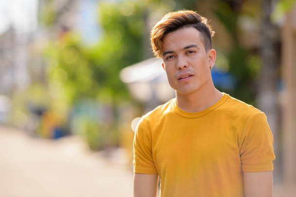 Joven asiático hombre en las calles al aire libre
 - Foto, imagen