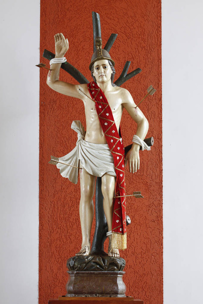 Статуя изображения святого Себастьяна, выпущенная стрелой - святым католической религии
 - Фото, изображение