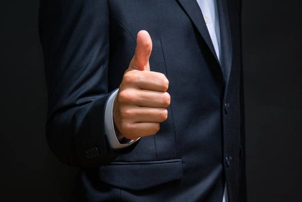 Деловой человек показывает большой палец вверх знак жеста. Успешная деловая сделка
   - Фото, изображение