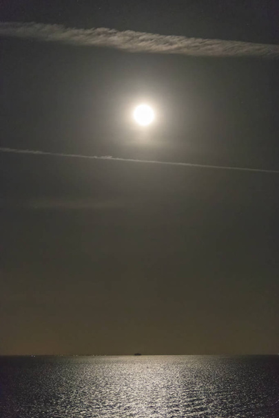 Полная луна над морем
 - Фото, изображение