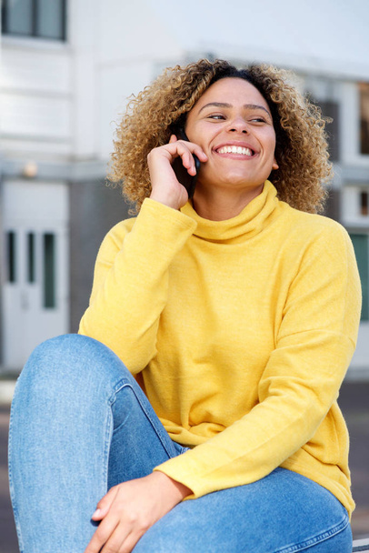Portret uśmiechający się młoda kobieta, rozmowy na telefon komórkowy w mieście - Zdjęcie, obraz