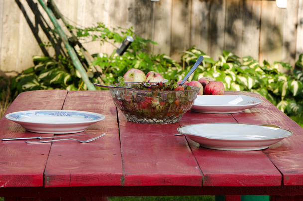 ensalada plato de cristal manzana casa de madera mesa al aire libre
 - Foto, Imagen
