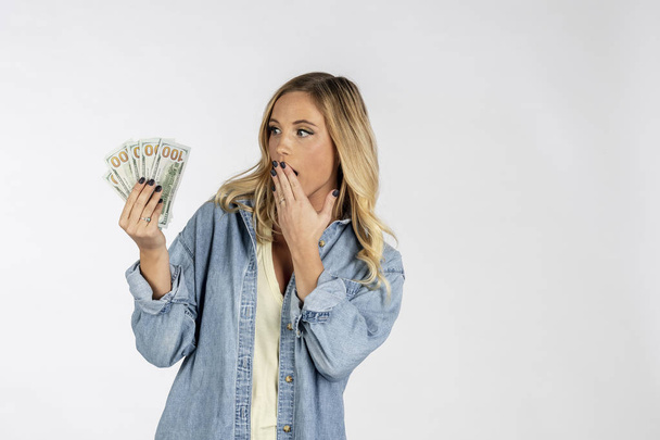 Een prachtig blond model poseren met Amerikaanse valuta - Foto, afbeelding