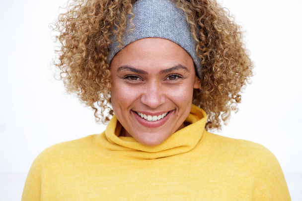 Gros plan portrait de belle femme afro-américaine souriante aux cheveux bouclés sur fond blanc
  - Photo, image
