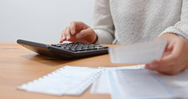 Νοικοκυρά υπολογίζει τις δαπάνες στο σπίτι - Φωτογραφία, εικόνα