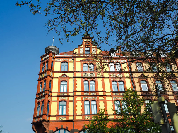 majestätisches Gebäude in traditionellem rotem Backsteinstil in Hannover, Deutschland - Foto, Bild