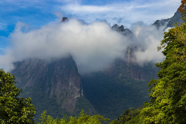 Piękny krajobraz gór i mgły rano. Góry palec Boży. Miasto Terespolis, stan Rio de Janeiro, Brazylia, Ameryka Południowa.  - Zdjęcie, obraz