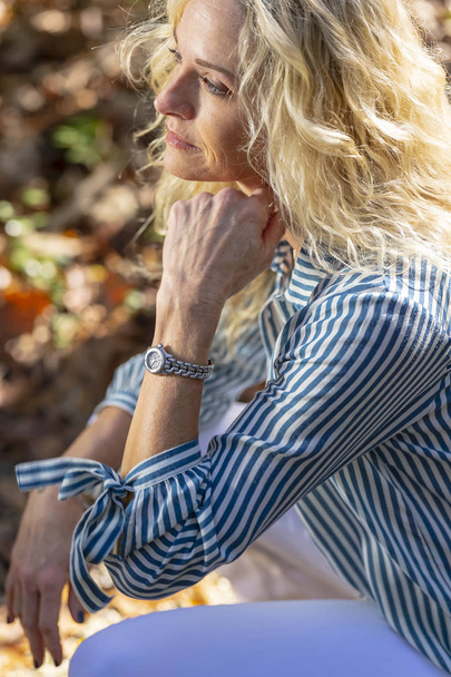 A beautiful mature blonde model posing outdoors in an rural environment - Foto, immagini