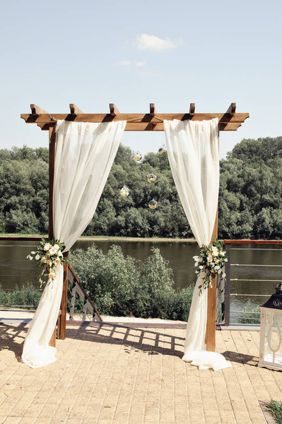 arco de boda en la orilla del río
 - Foto, imagen