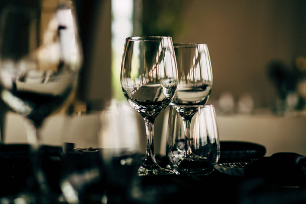 Luxus asztal beállításainak finom étkező és üvegáru, gyönyörű elmosódott háttér. Rendezvények, esküvők. Esküvők, esküvői detals és tervezés. - Fotó, kép