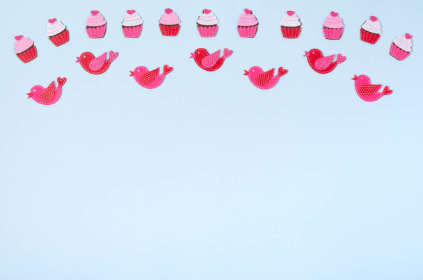 Flat lay arrangement of cupcakes and birds for mock up design, table top view image of decoration valentine's day background concept for post card - Fotoğraf, Görsel