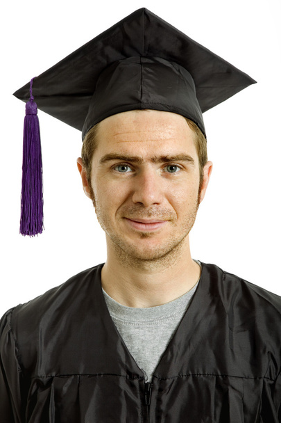Gelukkig jonge man na zijn afstuderen, geïsoleerd op wit - Foto, afbeelding