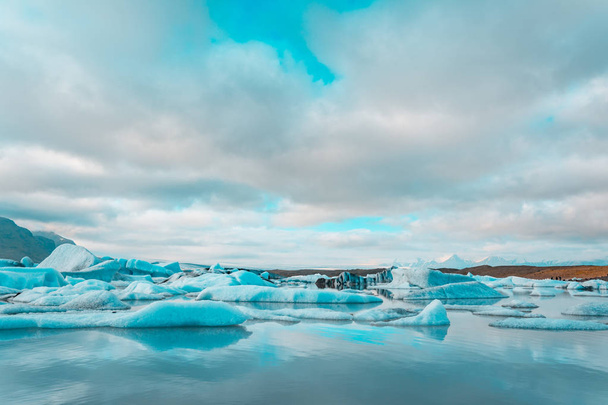 Jéghegy az Izlandi Jokulsarlon gleccser-tó. - Fotó, kép