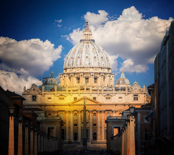 Nézd a Szent Péter dóm és a Vatikán Rómában a naplemente. A templom mögött van a kék ég. A Vatikán is a legjelentősebb állam a világon. - Fotó, kép