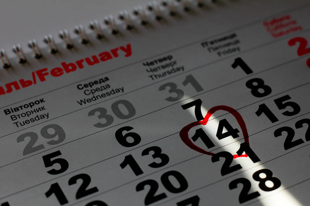 Calendario con la fecha del 14 de febrero Día de San Valentín con marca roja del corazón - Foto, Imagen