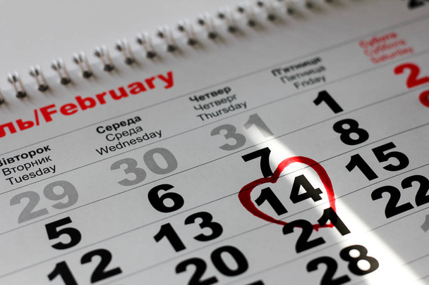 Calendário com a data de 14 de fevereiro Dia dos Namorados com marca de coração vermelho - Foto, Imagem