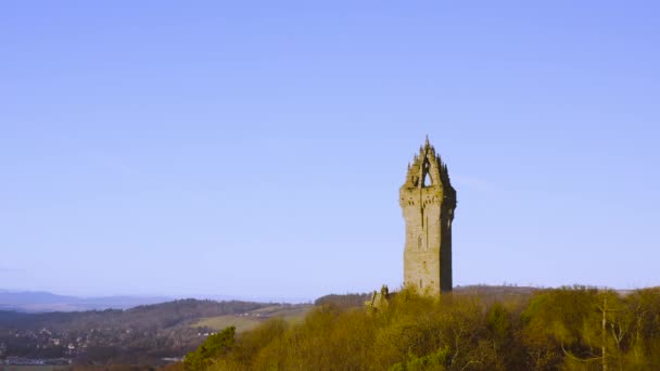 National Wallace Monument on torni, joka seisoo Abbey Craigin olkapäällä, kukkulan laella, josta on näkymät Stirlingiin Skotlannissa. Se juhlistaa Sir William Wallacea, 1300-luvun skotlantilaista sankaria
. - Materiaali, video