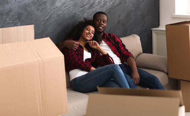 Heureux couple afro-américain dans un nouvel appartement
 - Photo, image