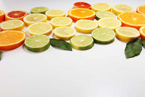 Sitrushedelmät appelsiini, sitruuna, greippi ja lime valkoisella pohjalla
. - Valokuva, kuva
