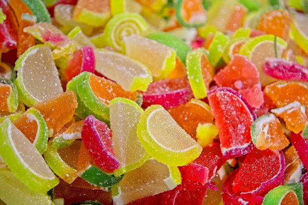 鮮やかな色の甘酸っぱい砂糖グミキャンディーの完全なフレーム - 写真・画像