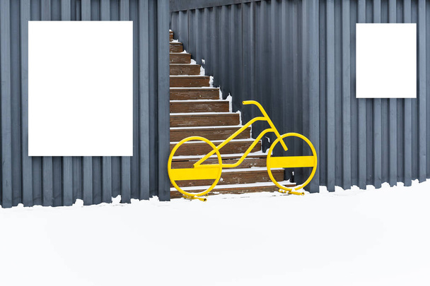 Στους τοίχους του γκαράζ κολλάει πινακίδες σε άσπρο μεταξύ που στέκεται ένα ποδήλατο και να αποκλείει την είσοδο στις σκάλες. - Φωτογραφία, εικόνα