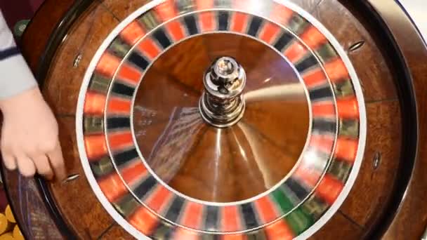 カジノのテーマです。運動、白いボールの回転でルーレットの平面図です。運が悪いと運が良いコンセプト。ルーレット車輪の連続。市内ナイト スポットやエンターテイメント。ルーレットのディーラーの手に移動します。hd - 映像、動画