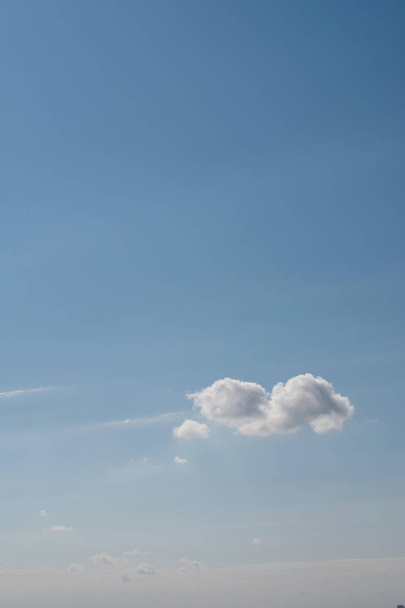 白い雲と青い曇り空 - 写真・画像
