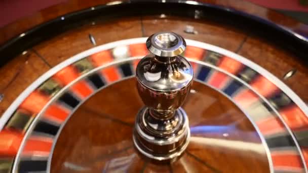 カジノのテーマです。運動、白いボールの回転でルーレットの平面図です。運が悪いと運が良いコンセプト。ルーレット車輪の連続。市内ナイト スポットやエンターテイメント。hd - 映像、動画