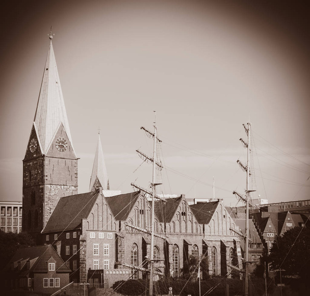 Vista en la iglesia católica y el mástil del barco
 - Foto, Imagen
