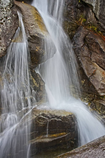 Zimno wodospady trzeszczą w Tatrach Wysokich. Szlaki wodne gładkie, olbrzymi wodospad w jesieni. Nie ma ludzi. - Zdjęcie, obraz