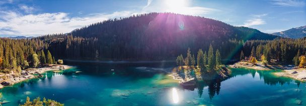 Lago Fanabol caumasee na Suíça drone aéreo, montanhas alpinas, ensolarado, paisagem de verão, água azul
 - Foto, Imagem