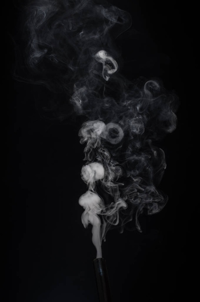 Абстрактный дым на тёмном фоне . - Фото, изображение