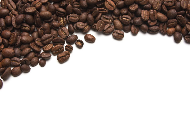 Chicchi di caffè torrefatto marrone isolato su sfondo bianco - Foto, immagini